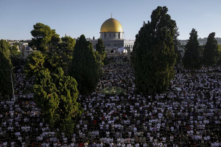 Umat Muslim melakukan salat Idul Adha di samping tempat suci Kubah Batu di kompleks Masjid Al Aqsa di Kota Tua Yerusalem, Sabtu, 9 Juli 2022. Pemerintah Australia mengatakan pada Selasa (18/10/2022), tidak akan lagi mengakui Yerusalem Barat sebagai ibu kota Israel.