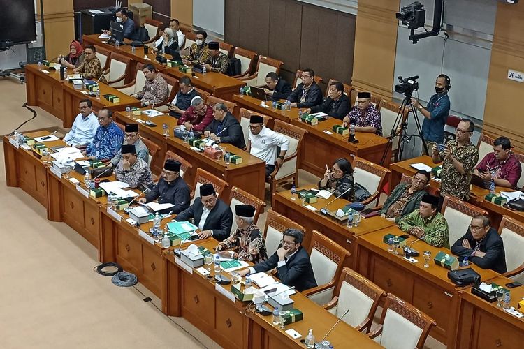 Rapat Kerja antara Menteri Agama (Menag) Yaqut Cholil Qoumas di Kompleks Parlemen, Senayan, Jakarta, Rabu (15/2/2023) malam.
