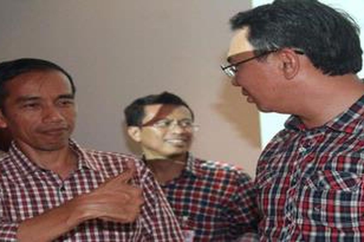 Pasangan Calon Gubernur DKI Jakarta Nomor Urut 3, Joko Widodo-Basuki Tjahaja Purnama usai memberikan keterangan kepada wartawan  di posko pemenangan pasangan tersebut di Jalan Borobudur, Jakarta Pusat, Kamis (20/9/2012).  