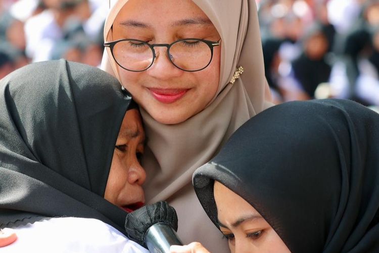 Bupati Banyuwangi Ipuk Fiestiandani saat memeluk tenaga honorer yang diangkat jadi PPPK Paruh waktu