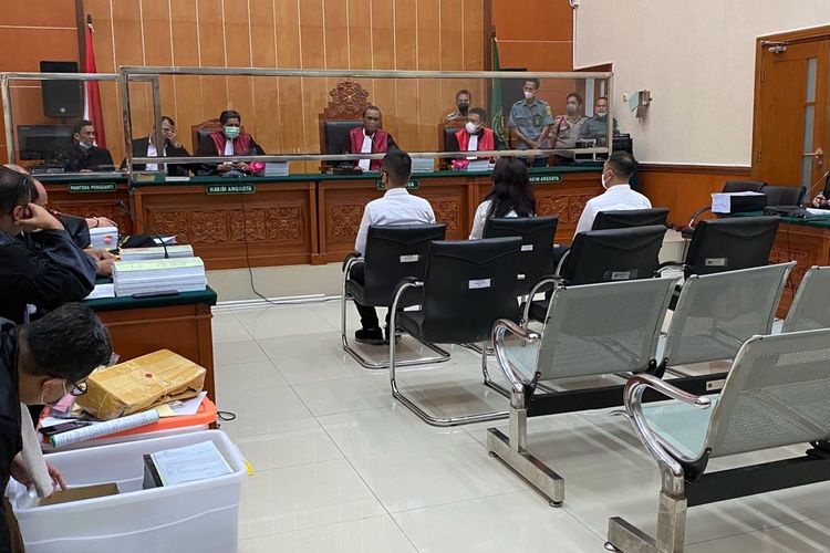 Tiga terdakwa dalam kasus peredaran narkoba yang dikendalikan Teddy Minahasa menghadiri sidang di Pn Jakarta Barat, Rabu (8/2/2023). Mereka menghadiri agenda pemeriksaan saksi-saksi. 