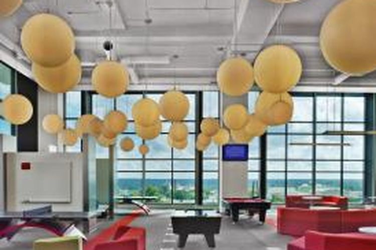 Desain interior dan eksterior kantor ini memberikan nuansa yang energik dan menyegarkan