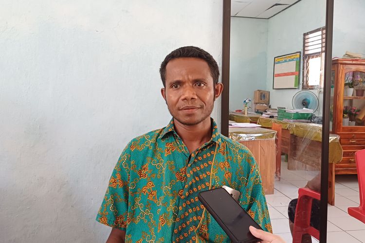 Guru Bahasa Indonesia di Sekolah Menengah Pertama (SMP) Negeri Wini, Lukas Kolo (37). 