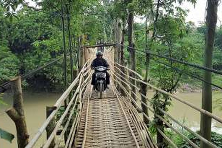 Jembatan bambu di Desa Cijunti yang menghubungkan Kabupaten Purwakarta dan Subang, Jawa Barat, hingga kini masih digunakan ribuan warga di kedua daerah itu. Jembatan yang dibangun sejak 1950-an ini harus diperbaiki setiap enam bulan sekali. Dananya diperoleh dari sumbangan sukarela orang-orang yang setiap hari melewati jembatan itu.