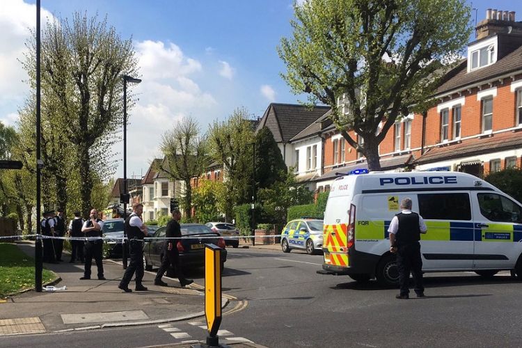 Polisi mendatangi sebuah alamat di Jalan Stapleton Hall, London, Inggris setelah terjadi ledakan di sana pada Rabu (19/4/2017).