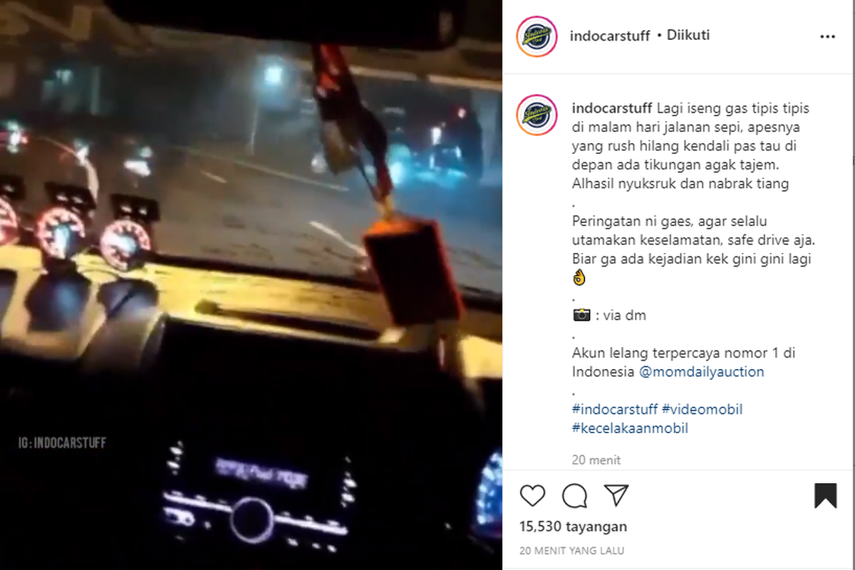 Tangkapan layar video Toyota Rush terperosok dan menabrak tiang di tikungan akibat kebut-kebutan di jalanan sepi.