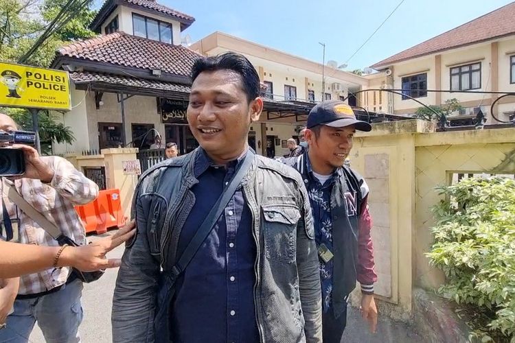 Masinis KA Brantas Budi Winarno (34) dan asisten masinis, Ari Wibowo (36) usai diperiksa polisi di kantor Satlantas Polrestabes Semarang, Jumat (21/7/2023).