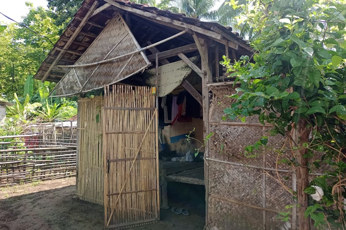 Gubuk tempat tinggal Pak Guru Ahmad Nurdin yang sempat diancam dengan pedang dan motornya dibakar pada Senin (13/1/2025).