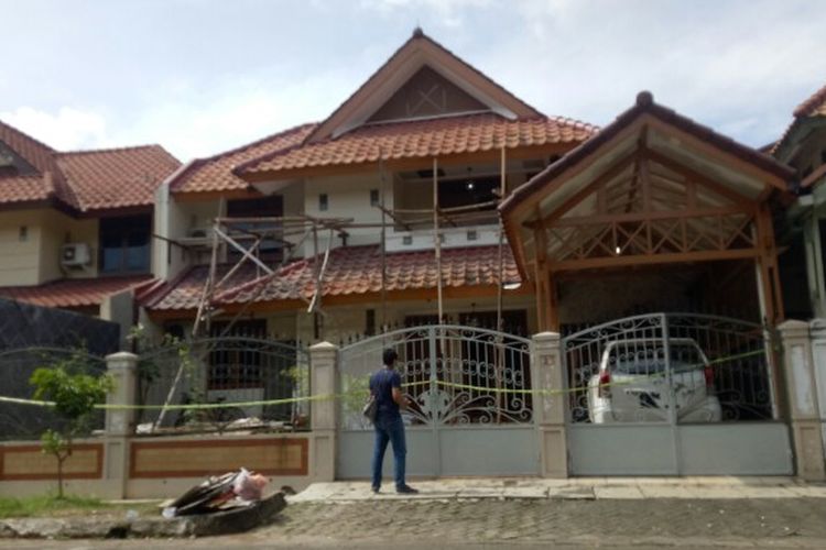 The house in Giri Loka housing complex in the BSD housing development in Serpong, South Tangerang, where a German citizen and his Indonesian wife were found murdered on Saturday, (13/3/2021)