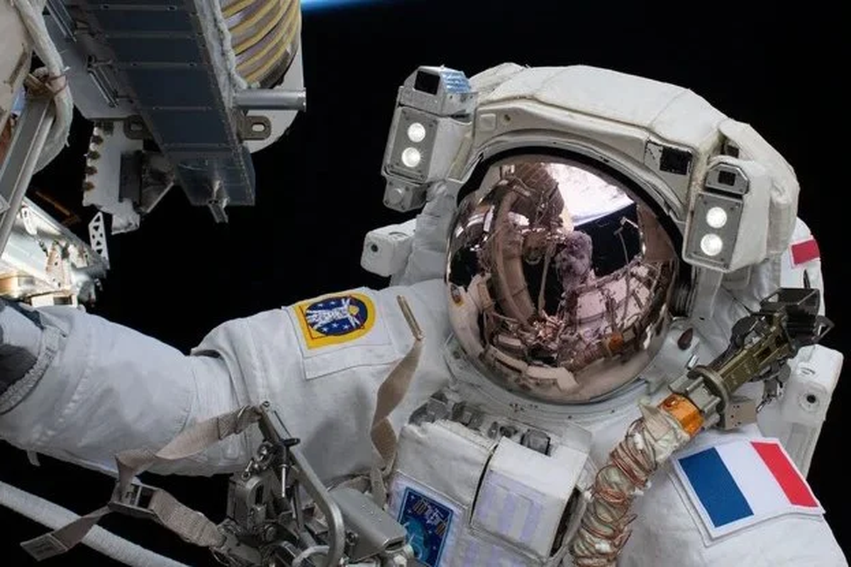 Astronot Badan Antariksa Eropa (ESA) Thomas Pesquet melakukan spacewalk pada Juni lalu
