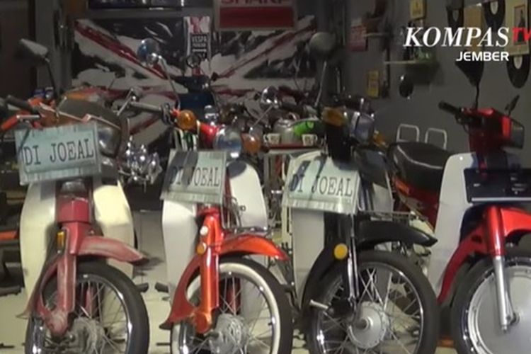 Sederet koleksi motor klasik milik Irfan di Kota Blitar, Jawa Timur. 