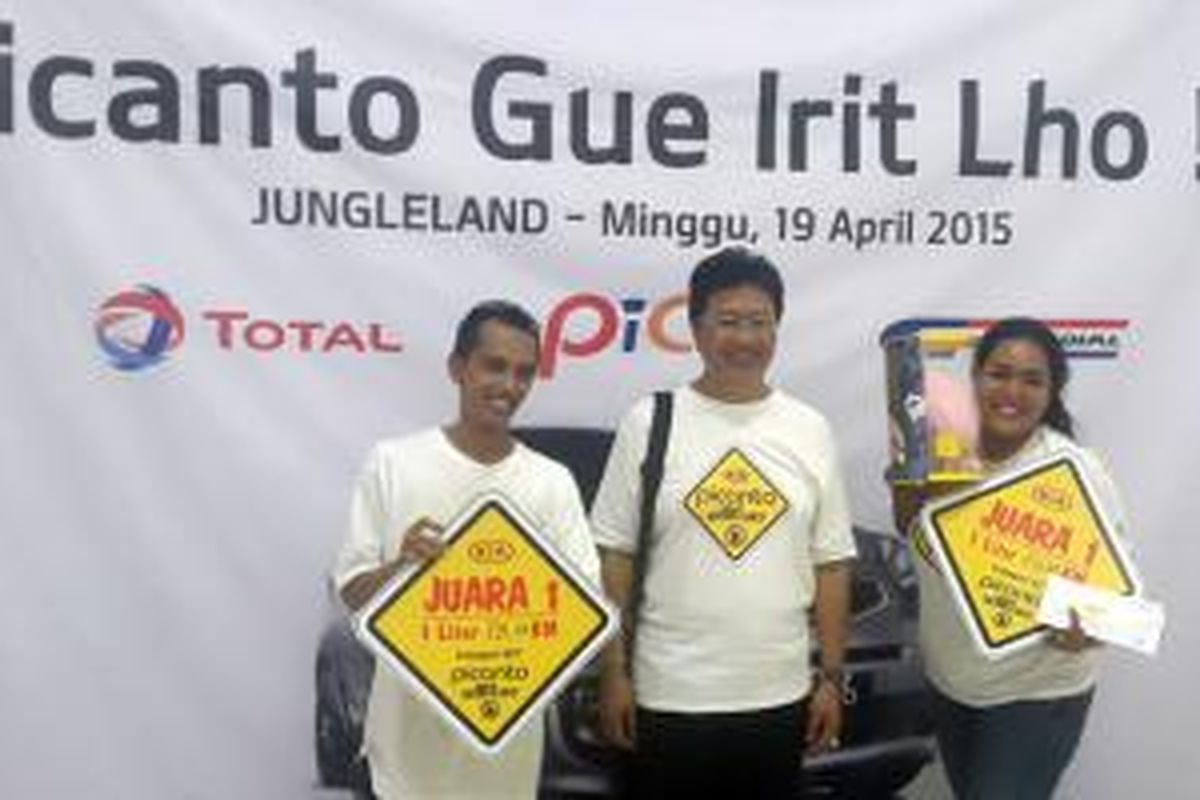 Pemenang lomba irit “Picanto Gue Irit Lho!!!” yang digelar Kia Mobil Indonesia, diikuti Picanto Club Indonesia, Sentul, Jawa Barat, Minggu (19/4/2015).