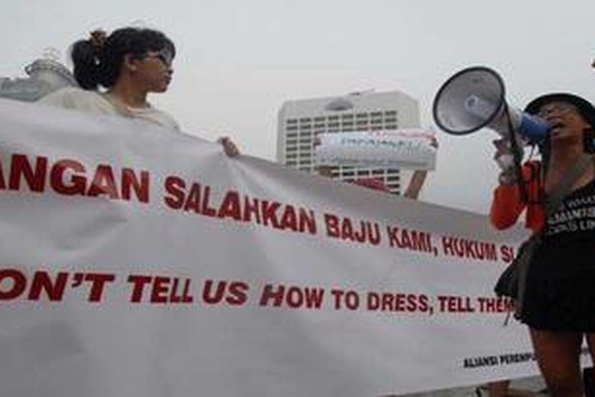 Para perempuan yang mengatasnamakan dirinya Aliansi Perempuan Menolak Pemerkosaan berorasi di sekitar bundaran HI, Jakarta, Minggu (18/9/211). Dalam aksinya mereka mengecam kesembronoan pernyataan pejabat publik yang menyalahkan cara berpakaian korban perkosaan