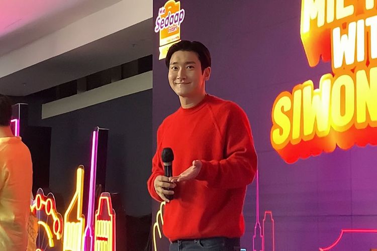 Aktor sekaligus penyanyi Siwon Super Junior saat mengadakan jumpa penggemar dalam acara Me Time With Siwon Choi yang digelar Mie Sedaap di kawasan Jakarta Selatan, Selasa (6/12/2022).