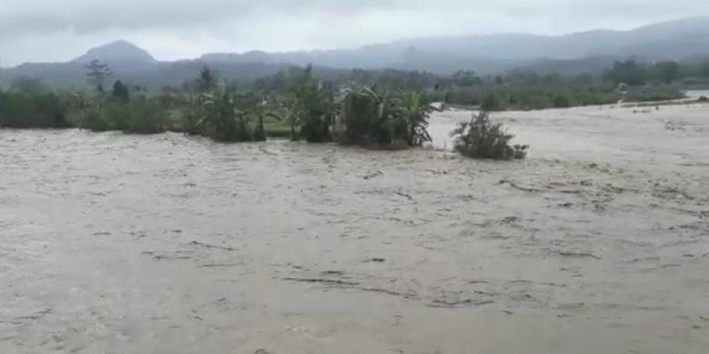 Bencana banjir akibat luapan anak Sungai Cimanuk dan longsor terjadi di sejumlah wilayah di Sumedang, Minggu (7/2/2021). 