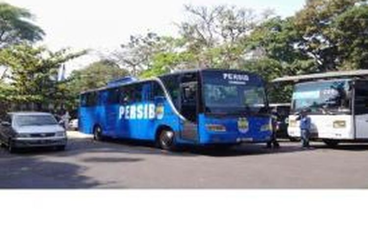 Bus Persib Bandung terparkir di area Gedung Sate, Bandung pada Selasa (18/8/2015). Djadjang Nurdjaman dan skuadnya berencana menemui Gubernur Jawa Barat Ahmad Heryawan untuk bersilaturahmi dan menanyakan perihal bonus. 