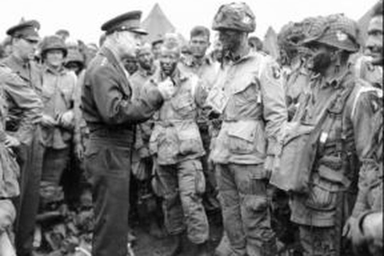 Jenderal Dwight D Eisenhower, yang menjadi komandan pasukan gabungan Sekutu, mengunjungi para prajuritnya menjelang digelarnya Operasi Overlord yang diawali dengan pendaratan di Normandia, Perancis.
