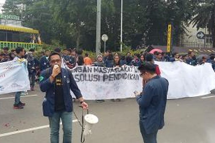 Badan Eksekutif Mahasiswa (BEM) Universitas Trisakti menggelar unjuk rasa di Bundaran Hotel Indonesia, Jakarta Pusat, Minggu (3/5/2015).