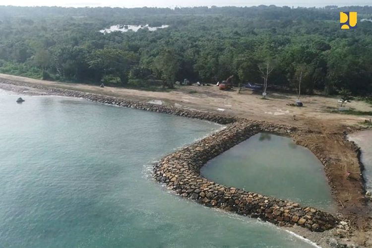 Pembangunan pengaman pantai di KEK Tanjung Lesung.