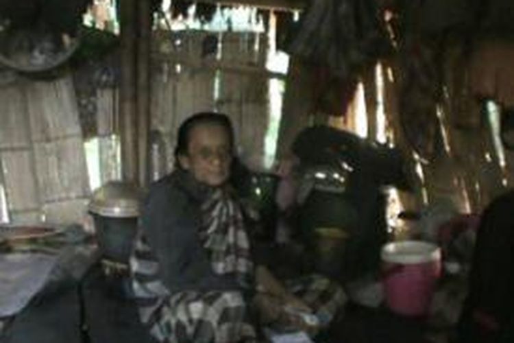 Baha (80), nenek yang hidup sebatangkara di tengah hutan di Mampie Polewlai mandar Sulawesi barat akhirnya bisa mewujudkan mimpi membangun rumah sederhana. Baaha mengumpulakn rupiah demni rupiah dari para dermawan hingga bisa mendirikan rumah sendiri.