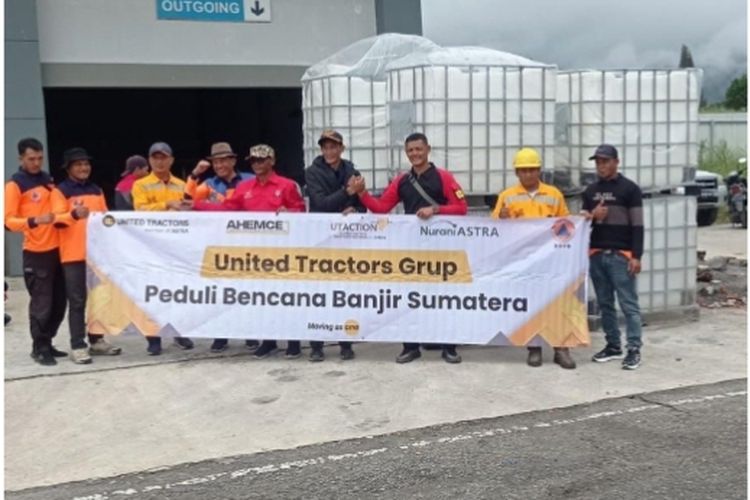 Penyerahan 20 unit toren air untuk masyarakat di Takengon, Aceh Tengah (foto kiri). 