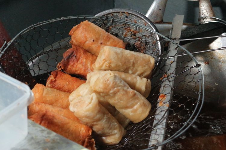 Lumpia Semarang yang ada di kawasan kuliner Pasar Lama. Satu lumpia dihargai Rp5.000. Lumpia juga bisa dibawa pulang untuk digoreng esok hari dengan memesan lumpia setengah matang