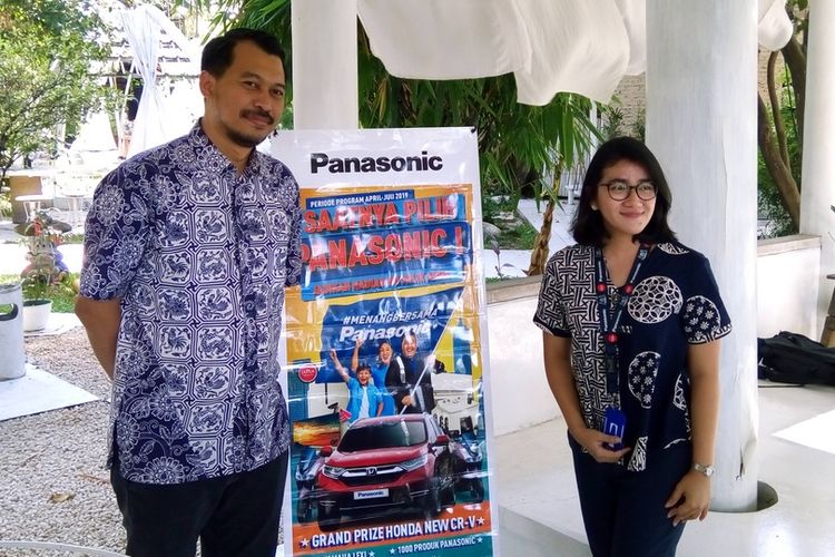 Marketing Manager PT Panasonic Gobel Indonesia (PGI) Agung Ariefiandi (kiri dari arah pembaca) dan salah seorang staf (kanan dari arah pembaca) saat menjelaskan program Menang Bersama Panasonic di Jakarta pada Kamis (11/4/2019).
