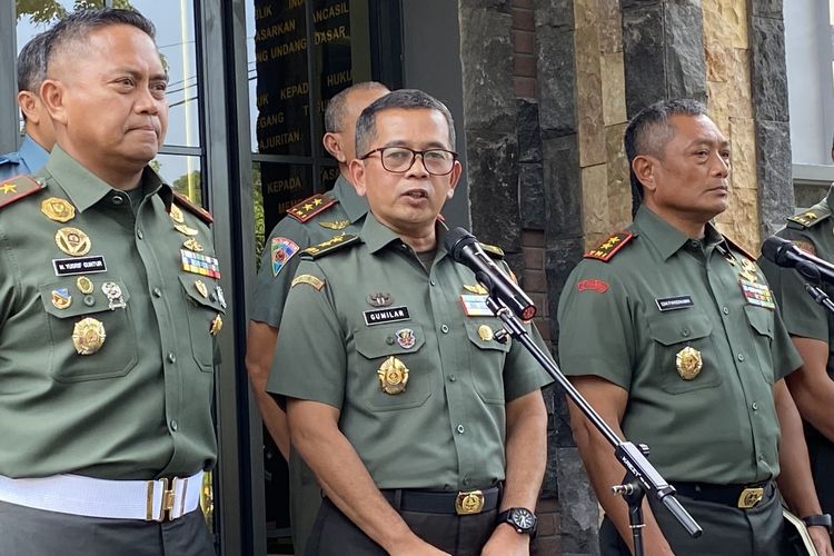 Kepala Pusat Penerangan (Kapuspen) TNI Mayjen R Nugraha Gumilar (tengah) saat konferensi pers di Subden Denma Mabes TNI, Jakarta Pusat, Senin (25/3/2024).