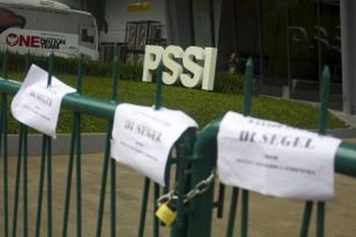 Pintu gerbang Kantor PSSI di Senayan, Jakarta, disegel dengan rantai besi oleh massa dari Pecinta Sepakbola Indonesia, Minggu (19/4/2015). Menteri Pemuda dan Olahraga (Menpora) Imam Nahrawi menjatuhkan sanksi administratif kepada PSSI yang isinya memutuskan pemerintah tidak mengakui seluruh kegiatan PSSI, termasuk hasil KLB di Surabaya yang memilih kepengurusan periode 2015-2019.