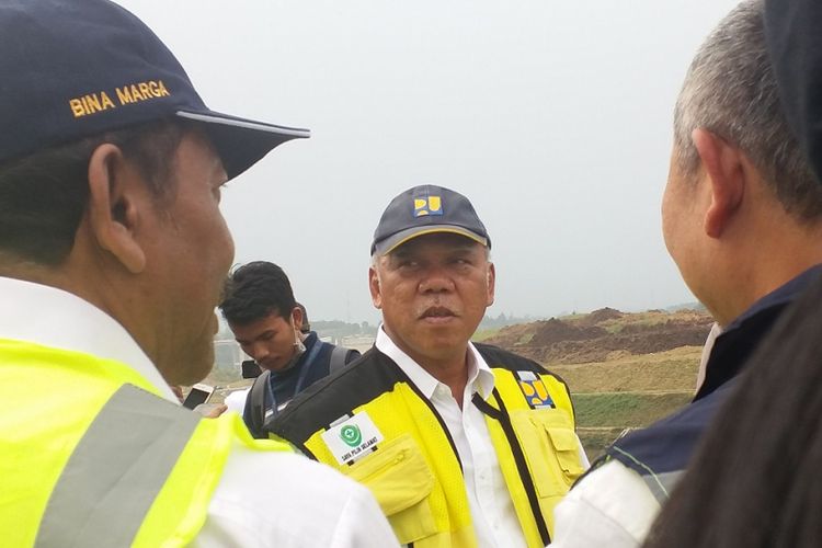 Menteri Pekerjaan Umum dan Perumahan Rakyat Basuki Hadimuljono (tengah) saat meninjau pembangunan Jalan Tol Bocimi Seksi I Ciawi-Cigombong, Jumat (7/6/2018).
