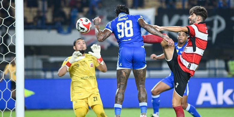 Bomber Persib Bandung, Ramon Tanque, saat mencetak gol ke gawang Madura United pada pekan ke-23 Super League 2025-2026 di Stadion Gelora Bandung Lautan Api (GBLA), Kamis (26/2/2026).