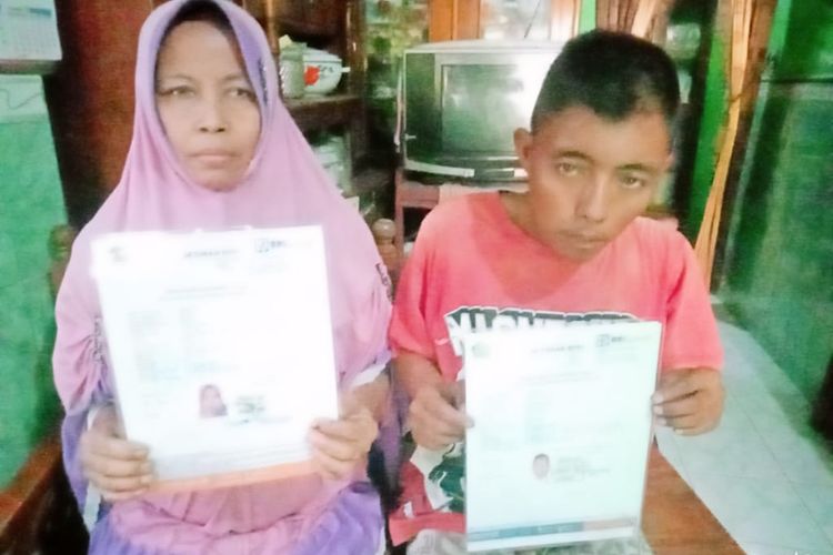 Slamet dan ibunya menunjukkan surat pendaftaran haji.