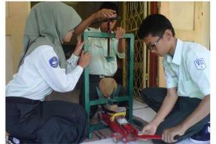 Siswa Kelas I SMP ini berhasil menciptakan alat sederhana untuk membelah durian.