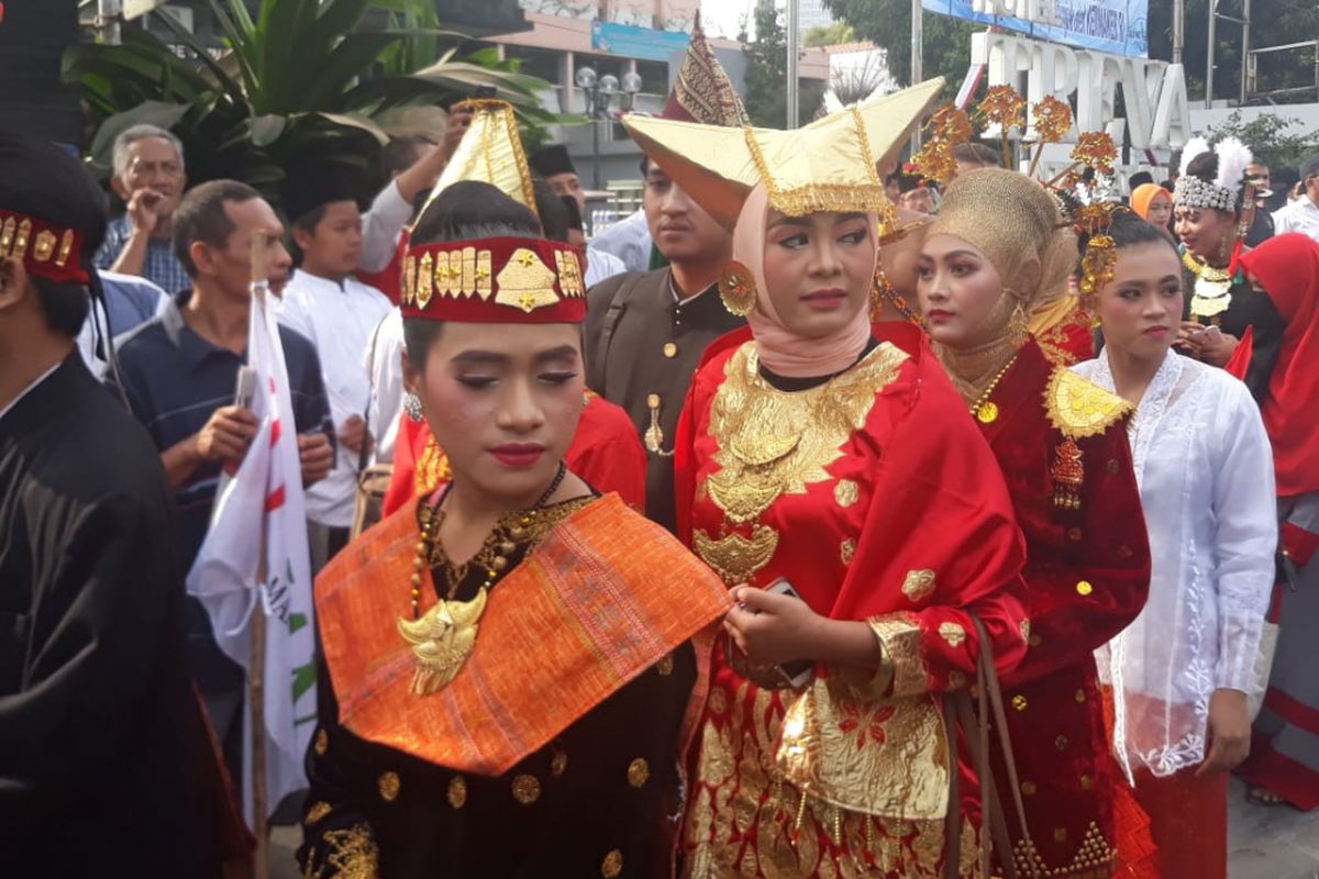 Para pemuda pemudi mengenakan berbagai macam pakaian adat dari berbagai provinsi di Indonesia di Gedung Juang 45, Jakarta. Joko Widodo-Maruf Amin akan mendaftarkan diri sebagai capres-cawapres ke KPU.