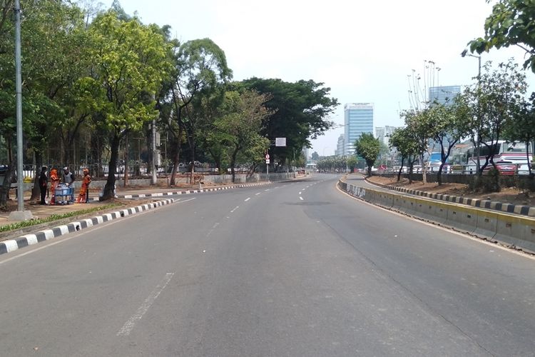 Kondisi di Jalan Gatot Subroto, Jakarta Pusat, ditutup pada Senin (14/10/2019).