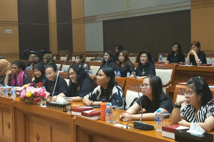 Berbagai organisasi penyandang disabilitas memberikan dukungan mereka kepada Komisi VIII DPR untuk menyelesaikan Rancangan Undang-Undang Penghapusan Kekerasan Seksual di Kompleks Parlemen Senayan, Jumat (8/3/2019). 