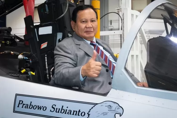 Menhan Prabowo Subianto di kokpit F-15 saat kunjungan ke AS, Agustus 2023.