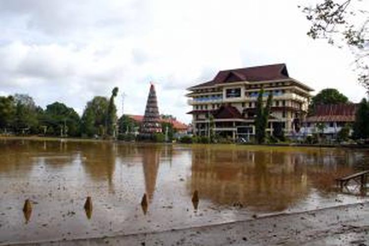 Lapangan Sparta Tikala, Manado yang berada di depan kantor Walikota digenangi lumpur akibat banjir bandang.