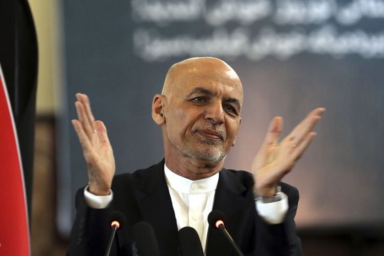 Foto pada 21 Maret 2021 memperlihatkan Presiden Afghanistan, Ashraf Ghani, berpidato dalam perayaan Tahun Baru Persia, Nowruz, di Istana Presiden Afghanistan, Kabul. Ghani kabur ke luar negeri pada Minggu (15/8/2021) setelah Afghanistan dikuasai Taliban.