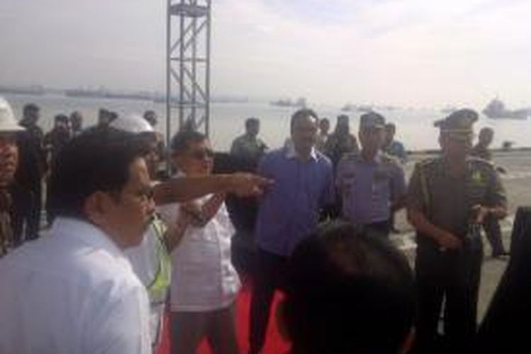 Wapres JK tengah mendengarkan paparan Dirut PT Pelindo III di Terminal Teluk Lamong, Jawa Timur, Sabtu (6/12/2014).