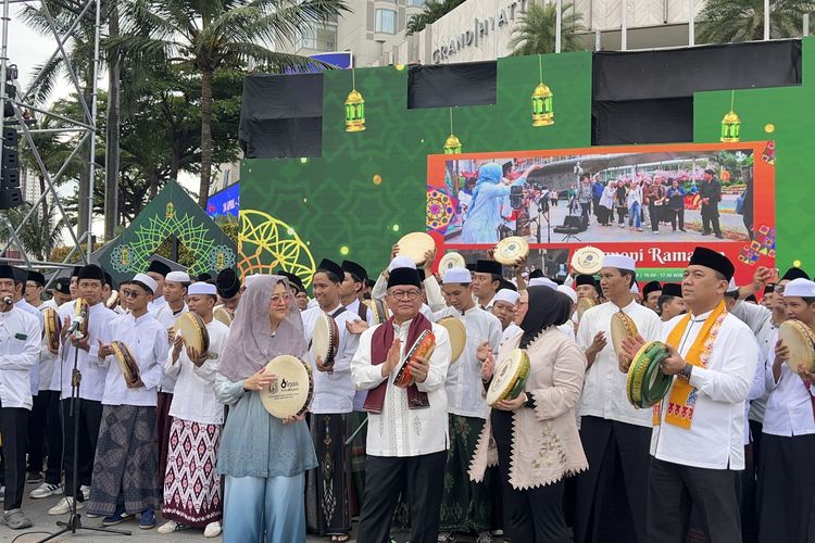 Gubernur DKI Jakarta Pramono Anung membuka Jakarta Ramadhan Festival di Bundaran HI, Jakarta Pusat, Jumat (27/2/2026).