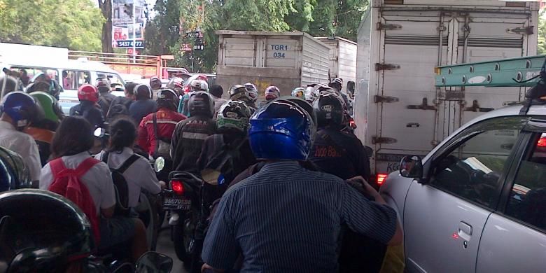 Kemacetan kendaraan di Ring Road Cengkareng pada Rabu (6/2/2013). Kemacetan ini imbas dari uji kir kendaraan di Jalan Tubagus Angke, Jakarta Barat.