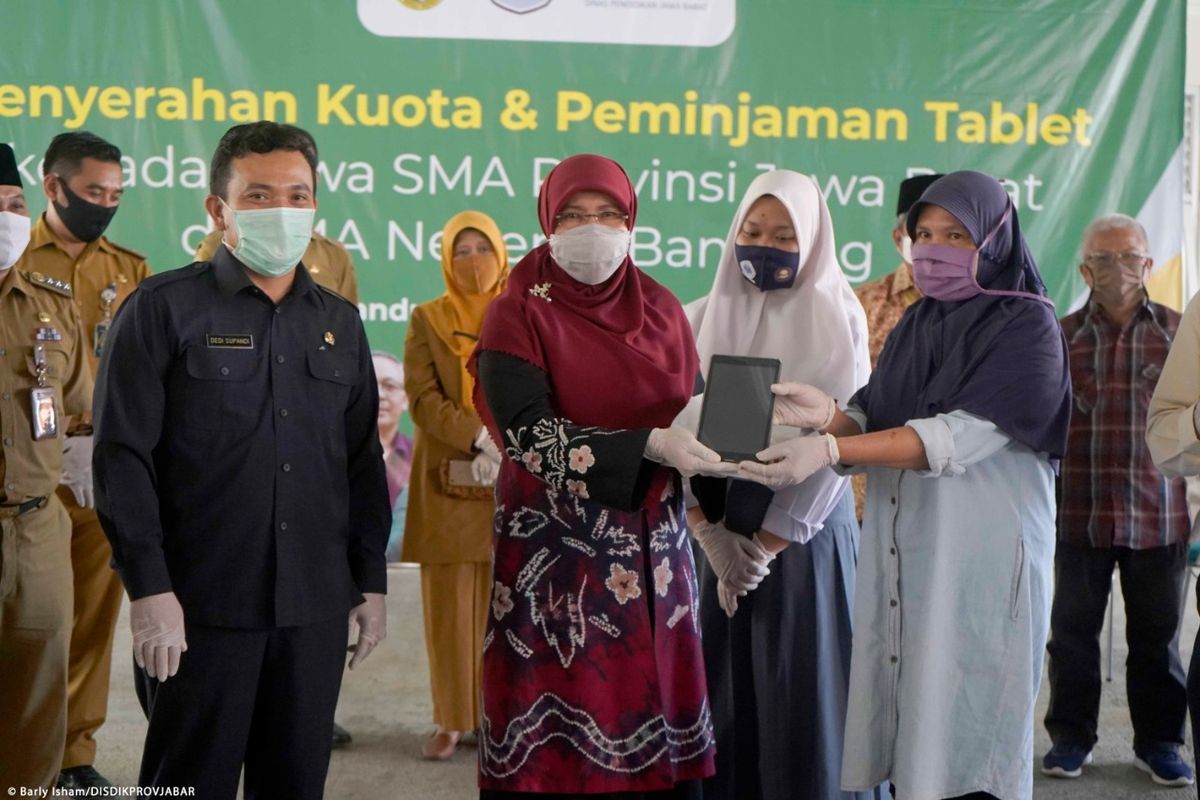 Sekolah Menengah Atas Negeri (SMAN) 9 Bandung memberikan bantuan kuota dan peminjaman tablet kepada siswa secara simbolis di Aula SMAN 9 Bandung, Jln. Suparmin No. 1A, Kota Bandung, Senin (31/8/2020). 