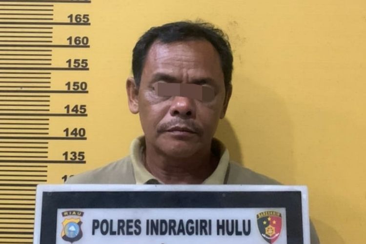 AP (50), Kepala Desa Pasir Ringgit, Kecamatan Lirik, Kabupaten Inhu, Riau, saat diamankan di Mapolres Inhu atas kasus ijazah palsu, Jumat (16/6/2023).