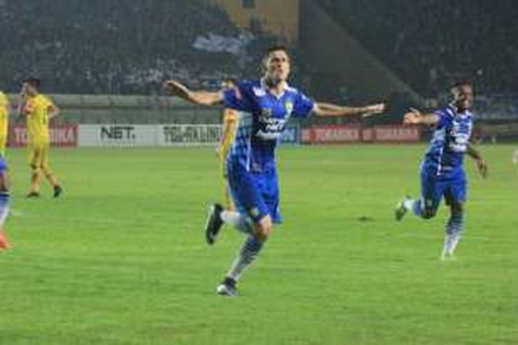 Juan Carlos Belencoso mencetak gol kedua Persib Bandung pada laga versus Sriwijaya FC di Stadion Si Jalak Harupat, Sabtu (26/3/2016).