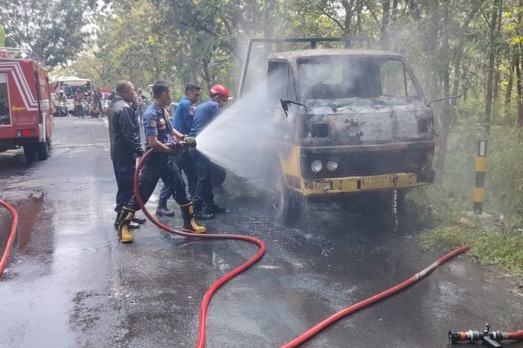 Usai Tak Kuat Menanjak, Truk dengan Muatan Mesin Kombi di Lamongan Terbakar