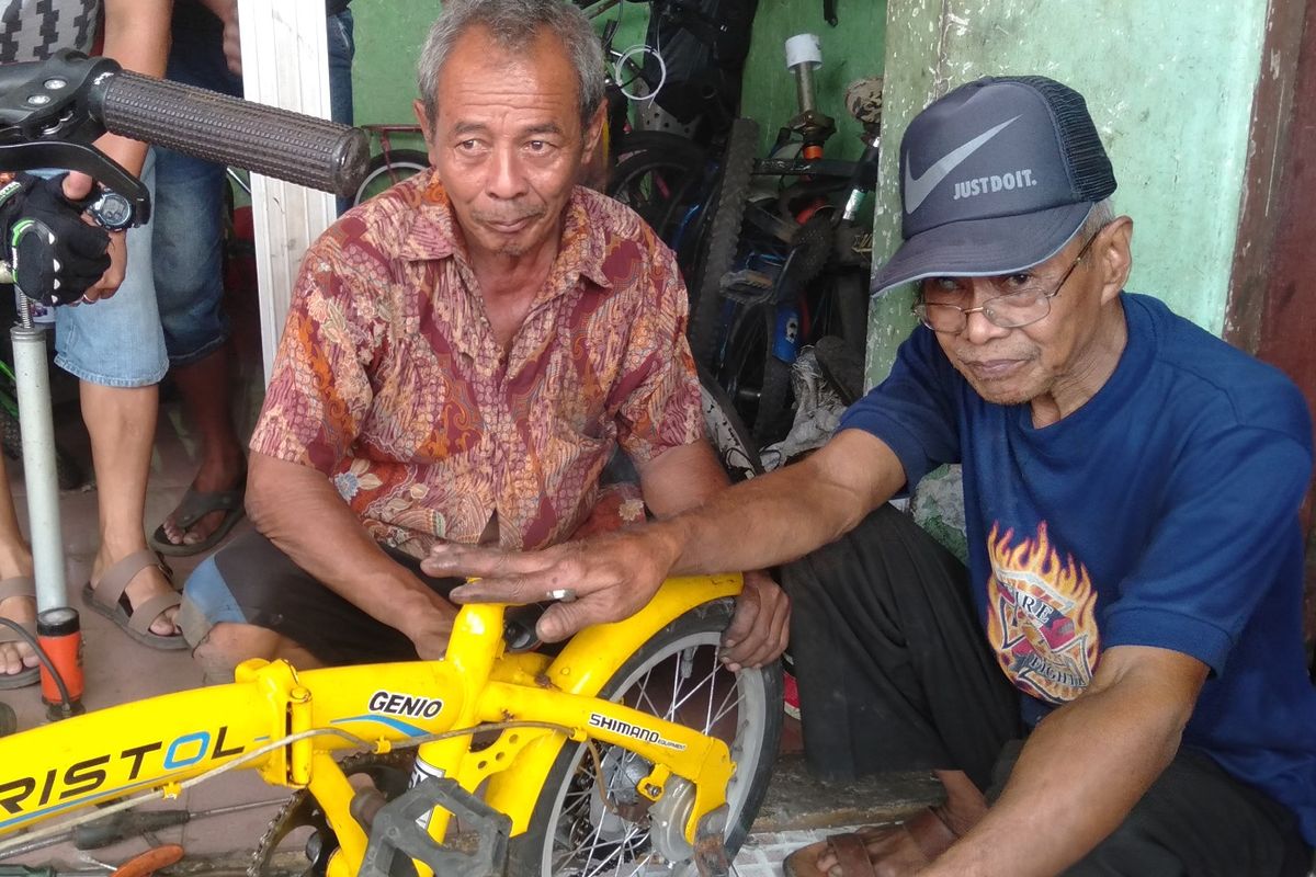 Sui (berbaju batik) saat ditemu di bengkel sepeda Sakera Madura di jalan Pondok Ranggon, Cipayung, Jakarta Timur, Selasa (18/8/2020).