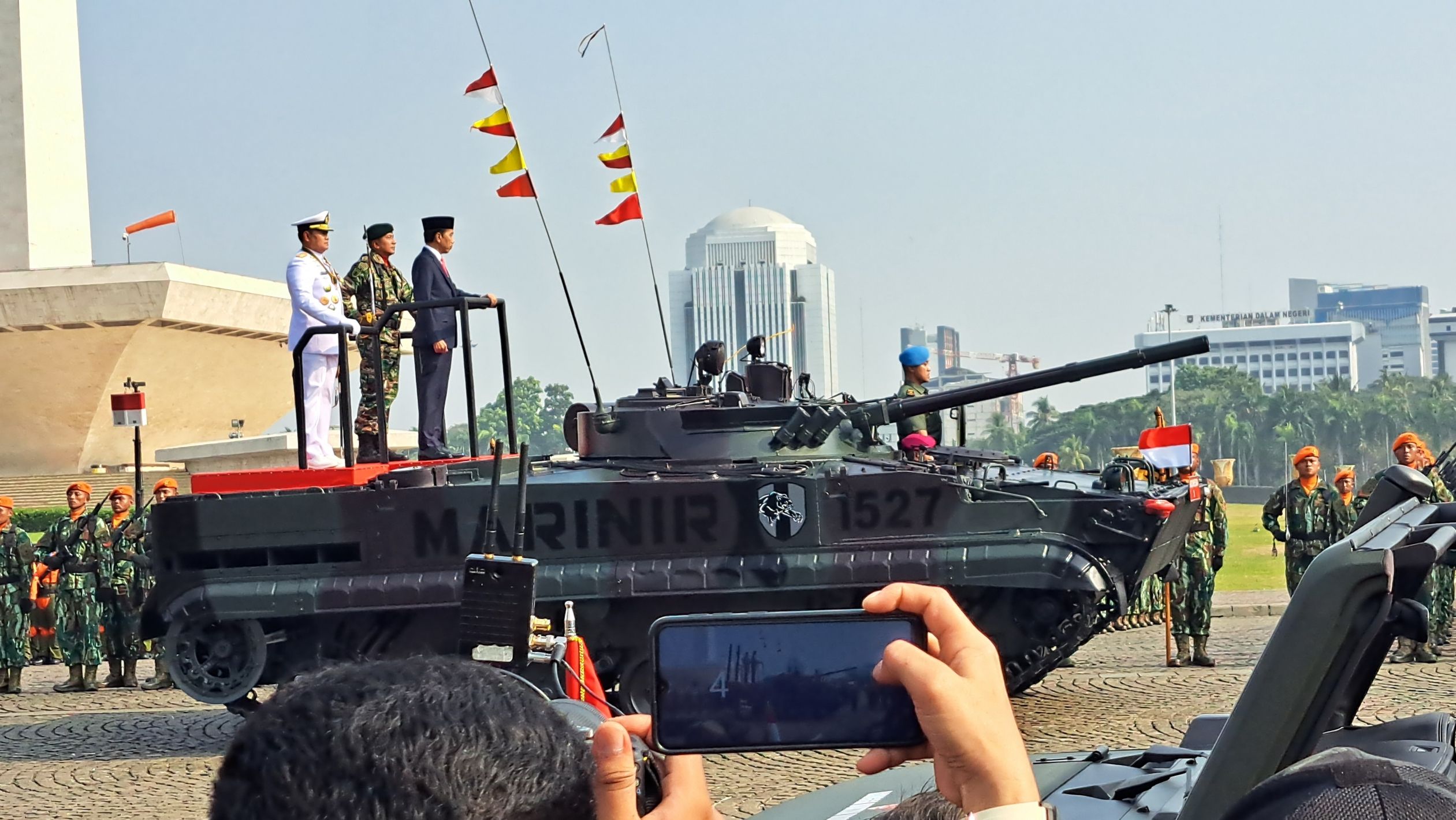 Naik Tank Amfibi Marinir, Jokowi Inspeksi Pasukan Upacara HUT TNI