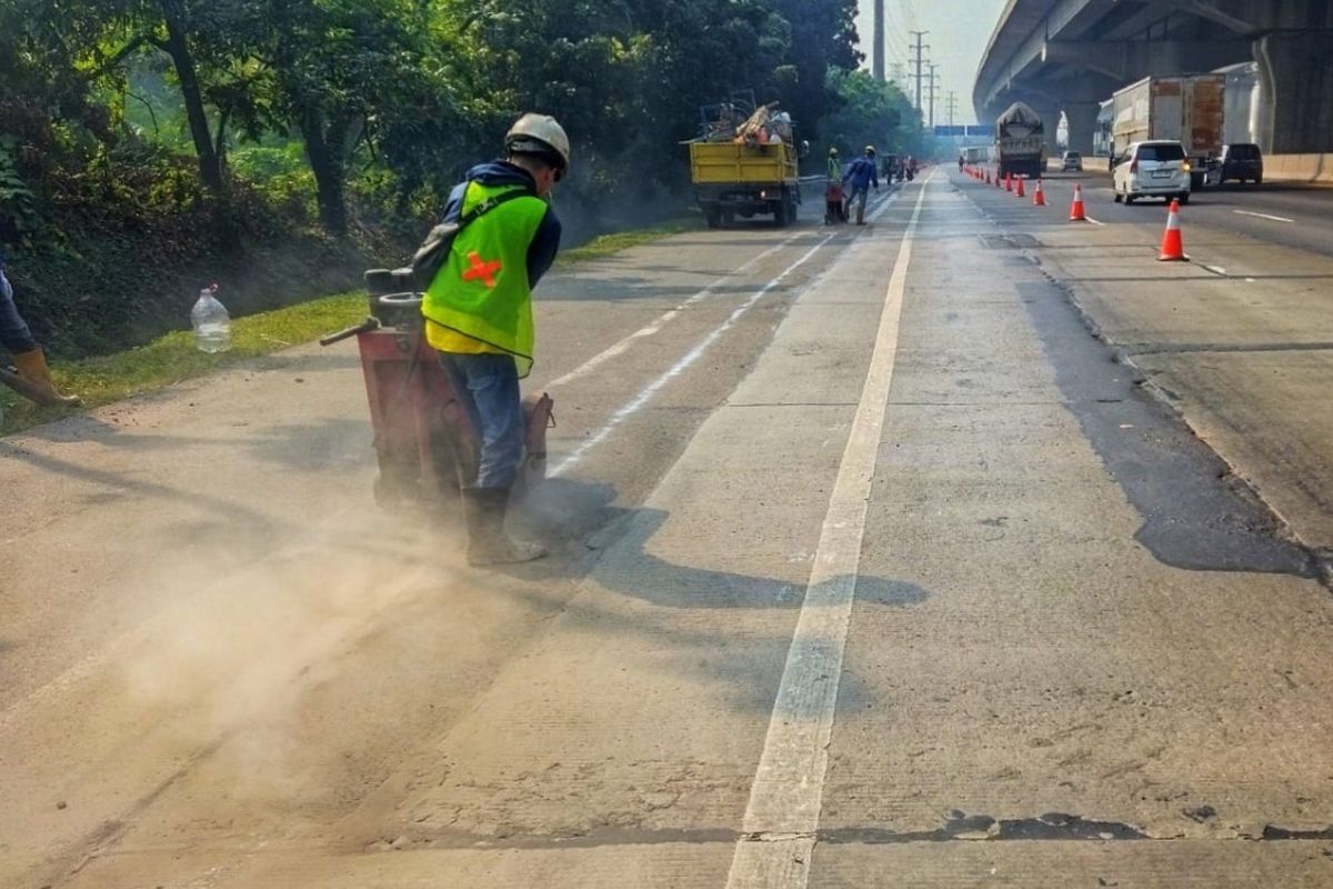 Untuk diketahui, Lokasi pekerjaan rekonstruksi jalan tersebut di KM 26+638 sampai KM 26+582 arah Jakarta lajur 1 dan lajur 2 Ruas Jalan Tol Jakarta-Cikampek.