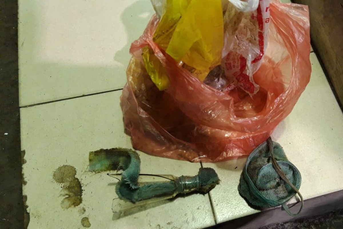 Kantor DPP Golkar di Jalan Anggrek Neli, Slipi, Jakarta Barat dilempar bom molotov oleh empat orang tak dikenal pada Rabu (21/8/2019) 03.05 WIB. 